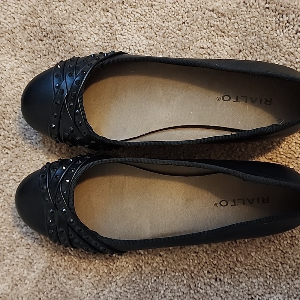Flat dress shoes